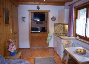 küche ferienwohnungen lermoos haus nordtirol